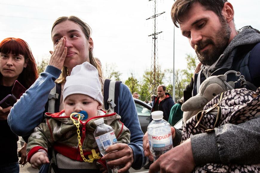 アゾフスターリ製鉄所から脱出してきたアンナと長男のスビャトスラフ、兄のコラ。5月3日 ザポリージャ（写真：筆者撮影）