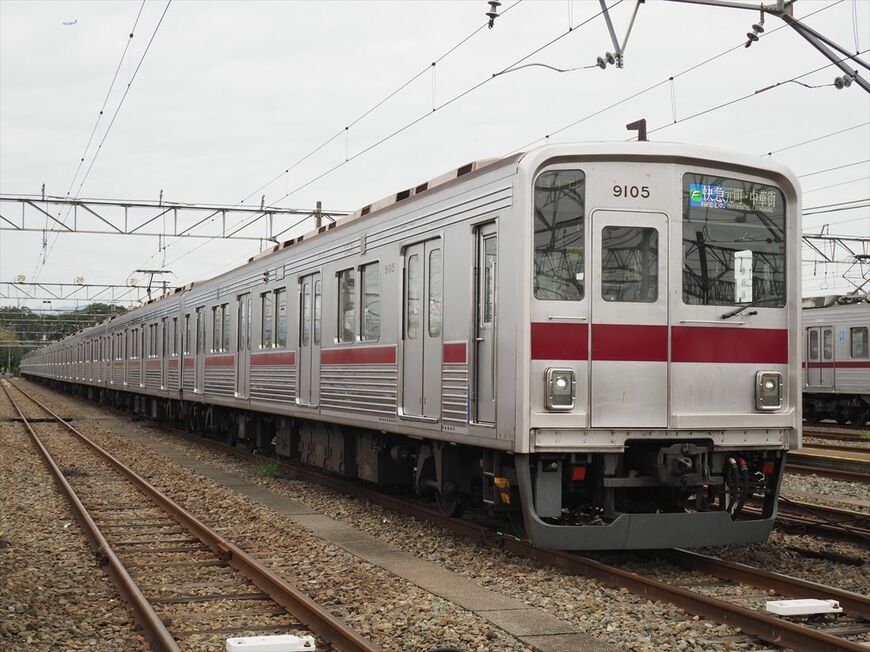 銀色の車体に「ロイヤルマルーン」の帯を入れたデザインは9000型から始まった（記者撮影）