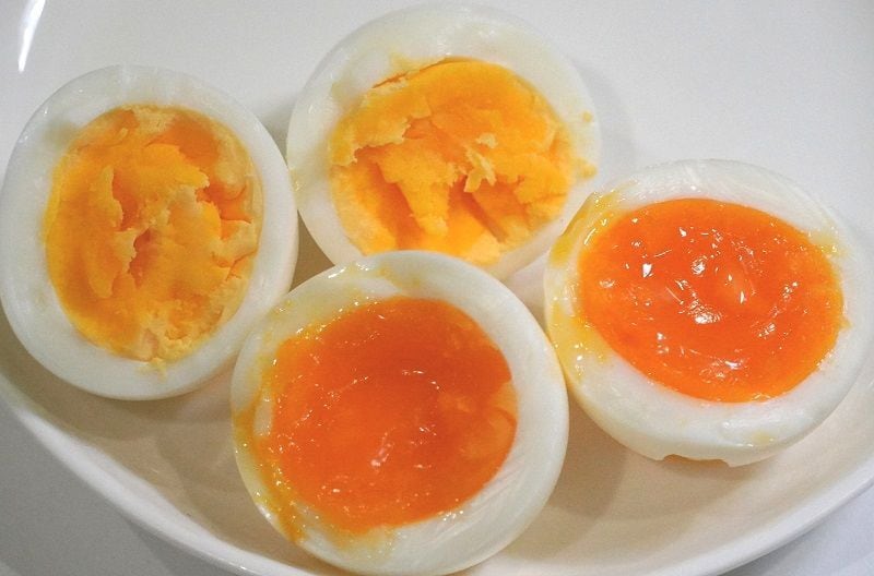 手前が半熟、奥がかたゆで。冷蔵庫から出したばかりの冷たいたまごを使用（筆者撮影）