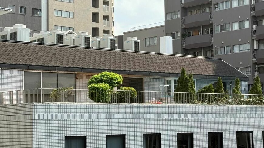 緑豊かな屋上庭園さながらの「五番町ナカノビル」の5階