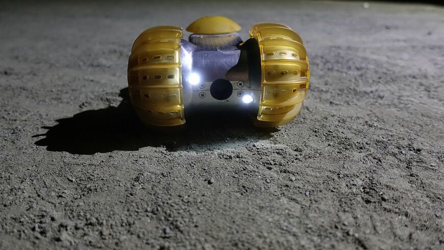 内蔵バッテリーで約6時間の走行が可能で、地球から遠隔操縦する。ボディ前面にはカメラを搭載している（写真提供：ダイモン）