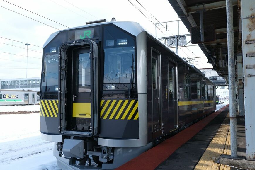 室蘭本線ラッピング車両のH100-84（筆者撮影）