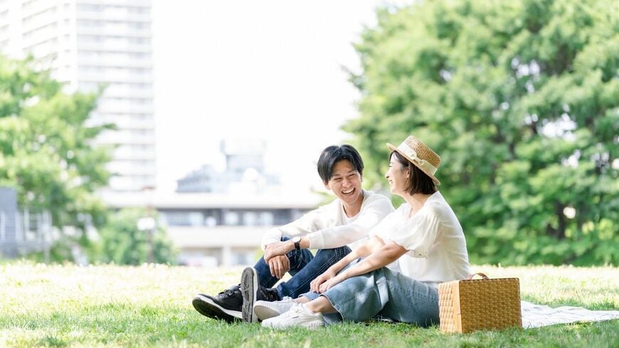 男性と女性が座っている