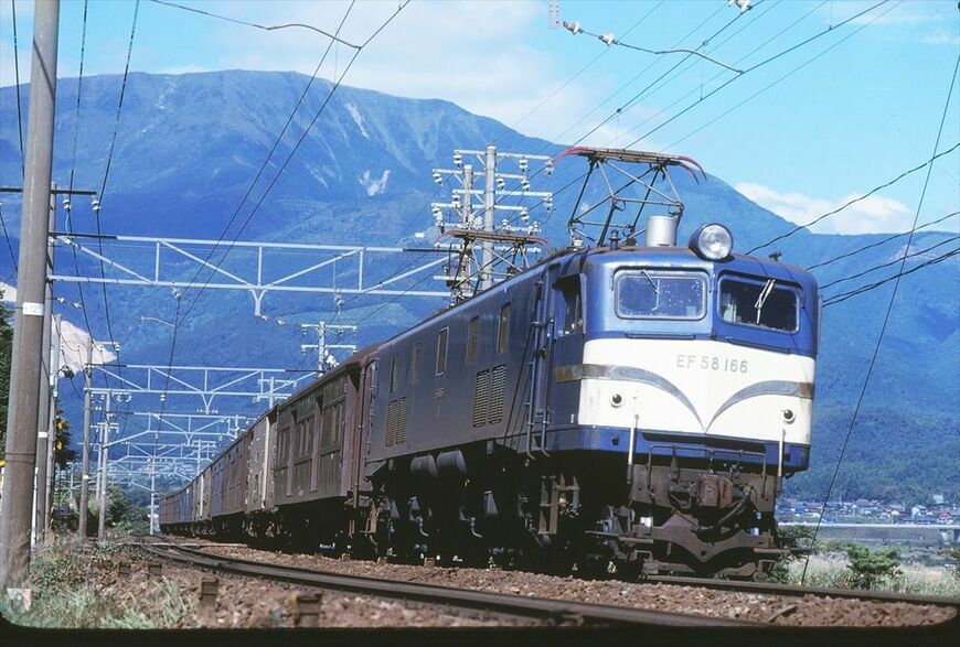 旅客列車用のEF58形は荷物列車を牽引することもあった。荷物列車は貨物ではなく旅客列車扱いだった（撮影：南正時）