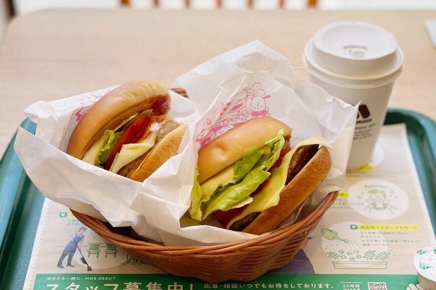 朝モス、左がソイモーニング野菜チーズバーガー税込450円。右がモーニング野菜チーズバーガー税込430円（筆者撮影）