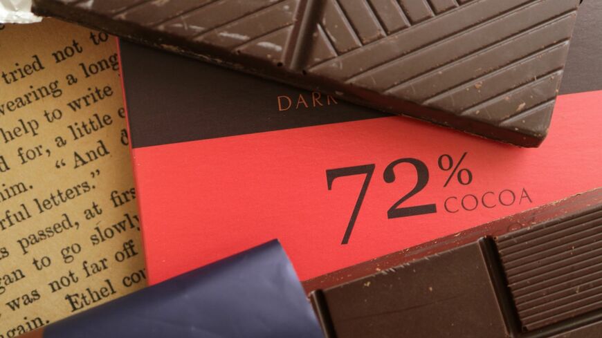 高カカオチョコの健康効果を得るためには、「どれくらい」「いつ」食べればよいのでしょうか（写真：moto／PIXTA）