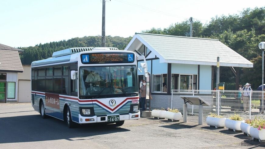 種差海岸駅前の「ワンコインバス・うみねこ号」