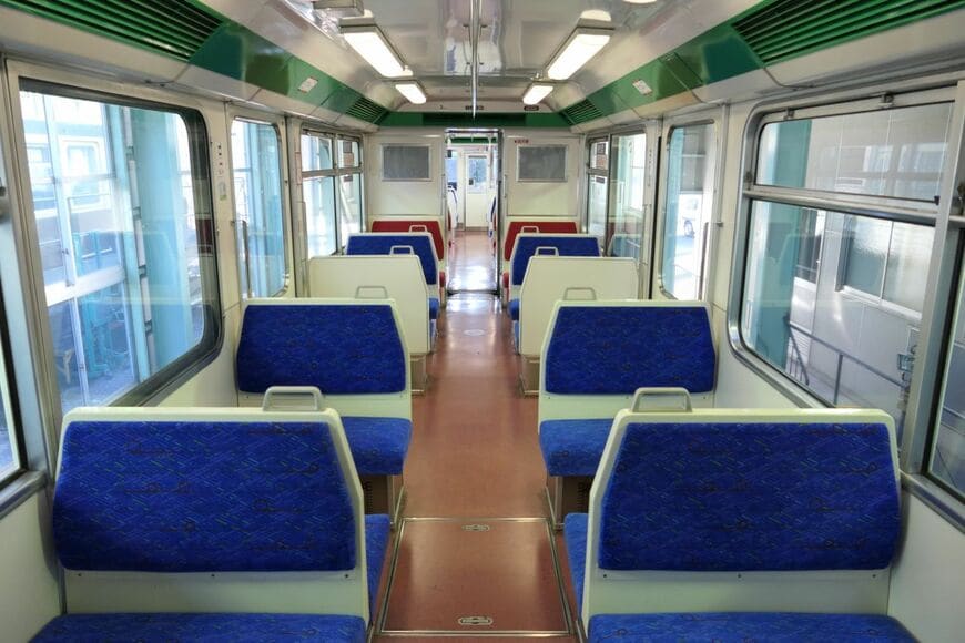 クロスシートが並ぶ車内。乗降ドアは車両中央にある（記者撮影）