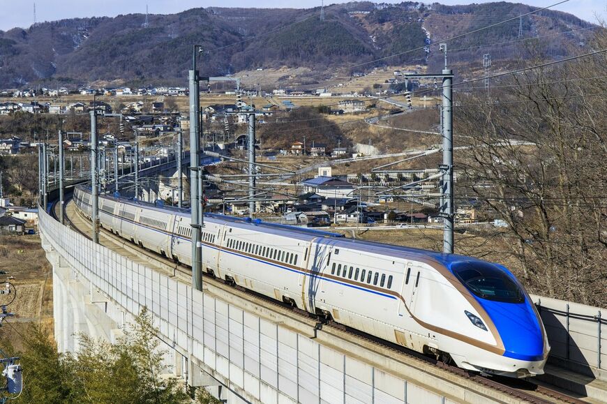 佐久平をゆく北陸新幹線。1997年の開業当時は長野新幹線と呼ばれた（筆者撮影）