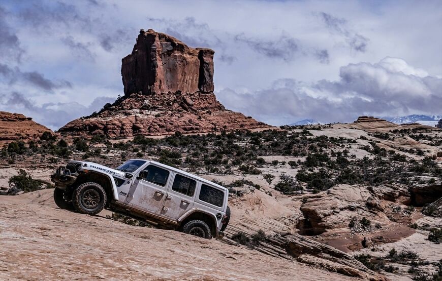 50度のアプローチアングル、33度のブレークオーバーアングル、43度のデパーチャーアングルを誇る（写真：Stellantisジャパン）