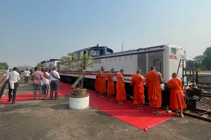 ラオス　元JR北海道　ディーゼル機関車　DD51