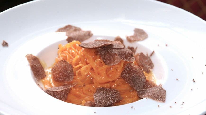 白トリュフを味わう王道は、ピエモンテ名物の手打ちパスタ「タヤリン」にたっぷり削りかけて（著者撮影）