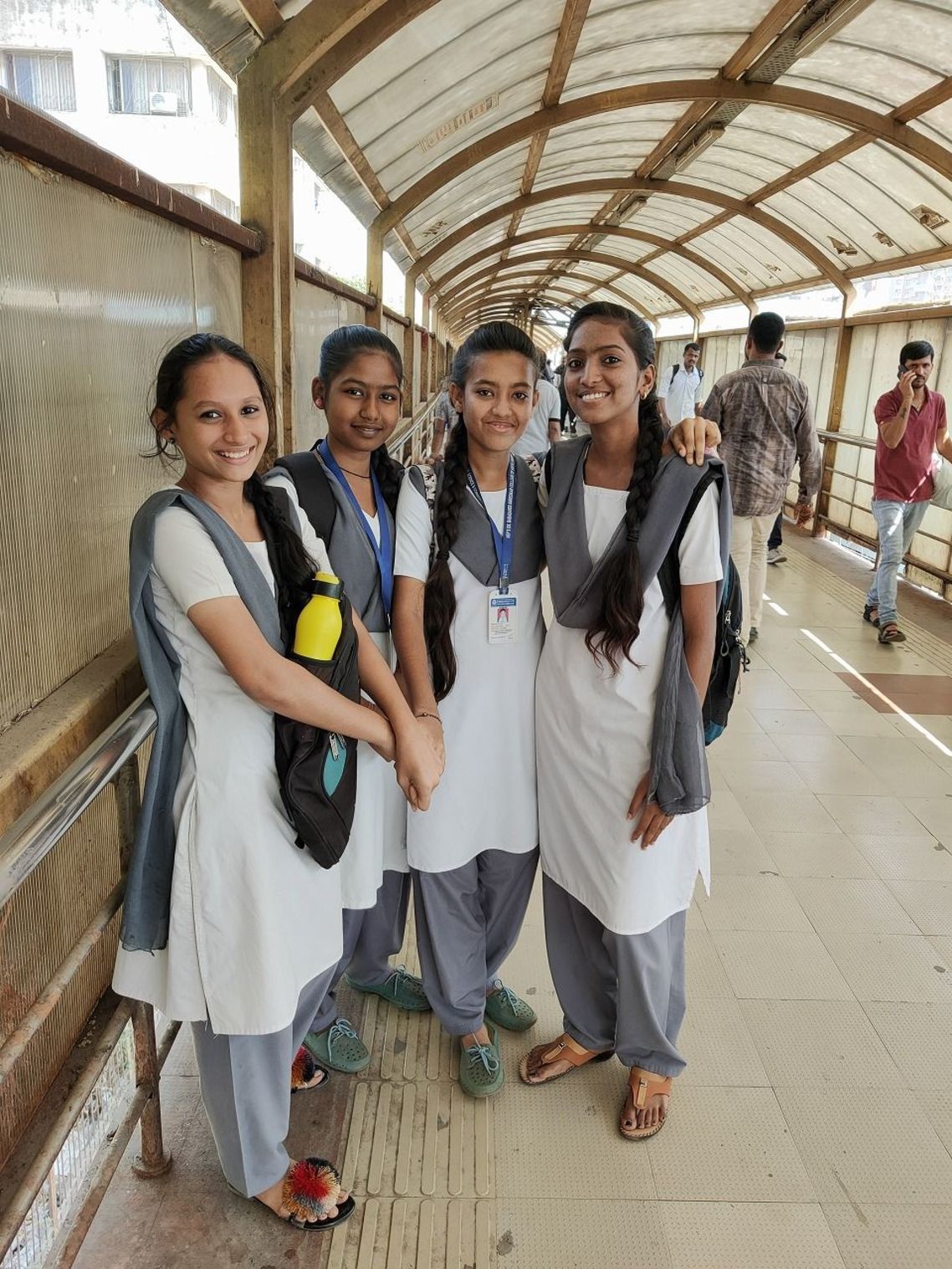 いかにもインドらしい制服をまとった学生も近郊列車で通学 