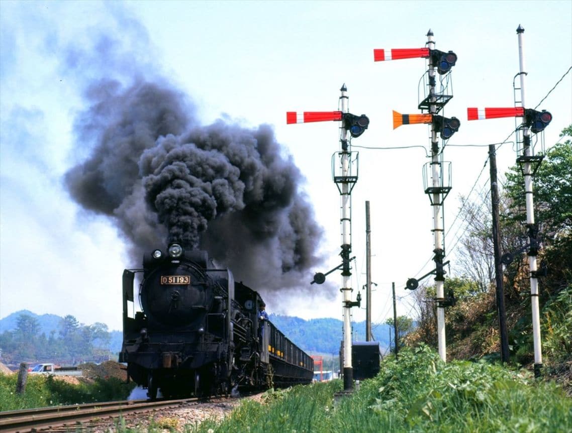 夕張線沼ノ沢駅の腕木式信号機と石炭列車