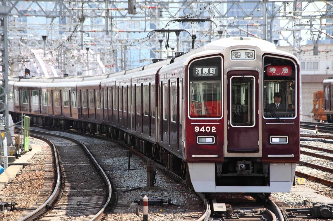 京都線の特急車9300系は前照灯部分が「こぶ」