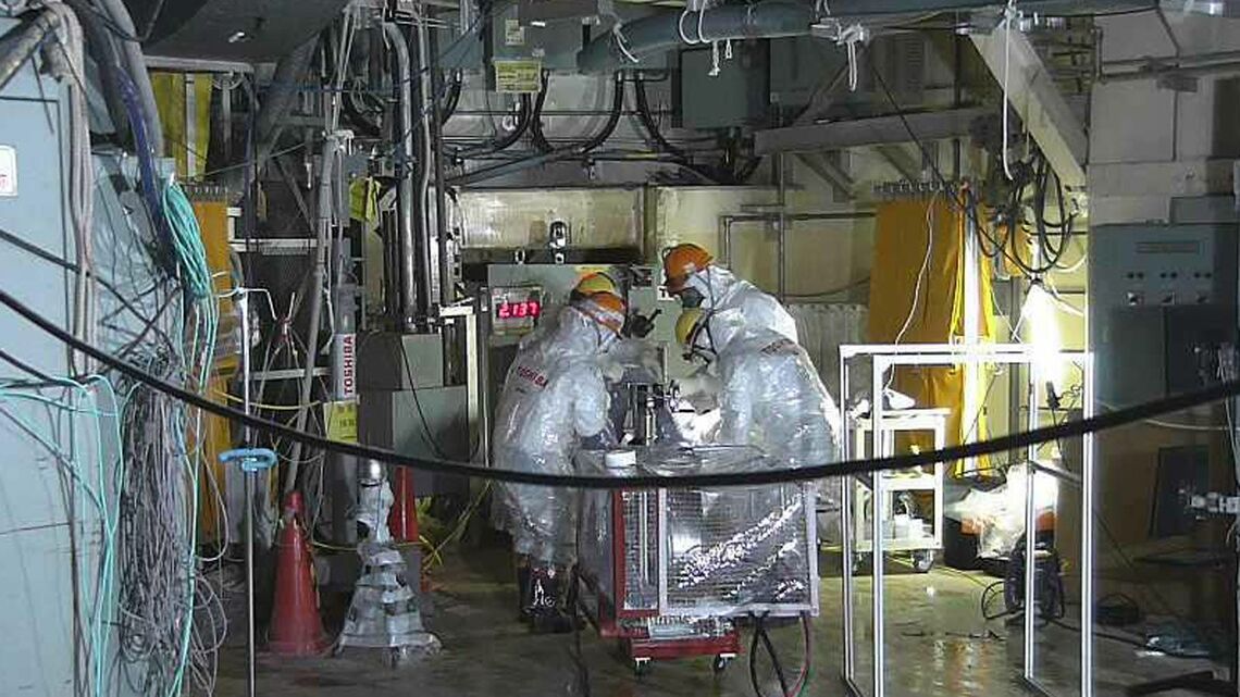 2号機の格納容器に内部調査用の装置を挿入する作業員。被曝を伴う作業だ（写真：東京電力ホールディングス）