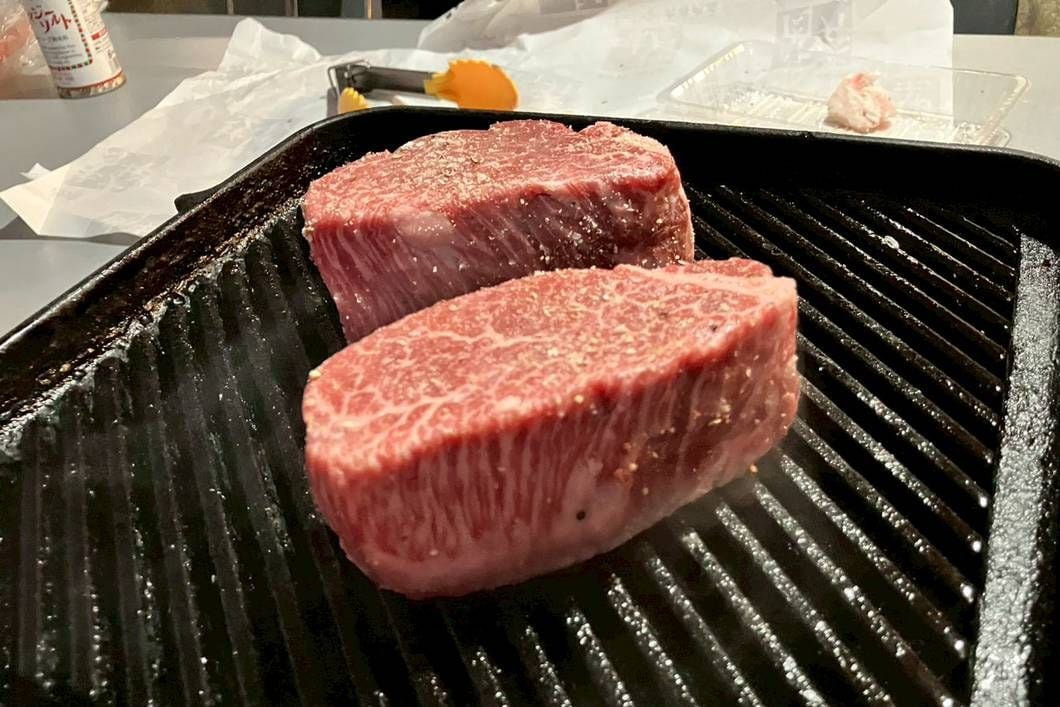 友人Mが持参した神戸牛のステーキ（写真：筆者提供）