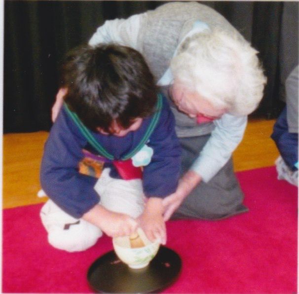 地域の子どもたちにお茶を教える柴田さんのお母様