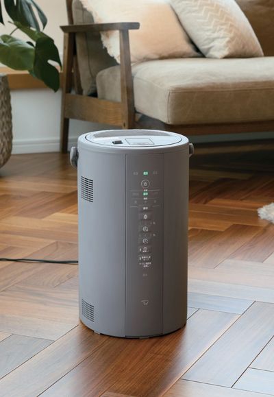 象印「スチーム式加湿器 EE-DE50」（実勢価格2万2000円）。4リットルのタンクを搭載した8畳用の加湿器。湿度センサーと室温センサーを搭載し、湿度を自動で3段階にコントロールできる。「クエン酸洗浄モード」を搭載しており、メンテナンスが楽なのも魅力だ（画像：象印）