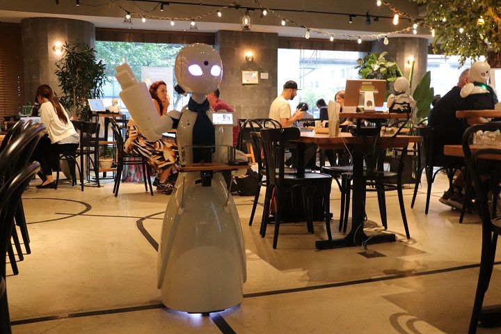カフェで働く人型ロボット「OriHime」（記者撮影）