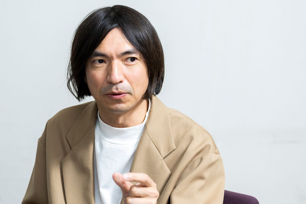 ふかわりょう／1974年生まれ。神奈川県出身。94年、慶應義塾大学在学中にお笑い芸人としてデビュー。長髪に白いヘア・ターバン姿の「小心者克服講座」でブレイク。後の「あるあるネタ」の礎となる。現在はテレビMCやコメンテーターをはじめ、ROCKETMANとして全国各地のクラブでDJ活動を行う。楽曲提供やアルバムを多数リリースするほか、エッセイを発表するなど、活躍の幅は多岐にわたる。著書に『世の中と足並みがそろわない』『ひとりで生きると決めたんだ』（いずれも新潮社）などがある。（撮影：今井康一）