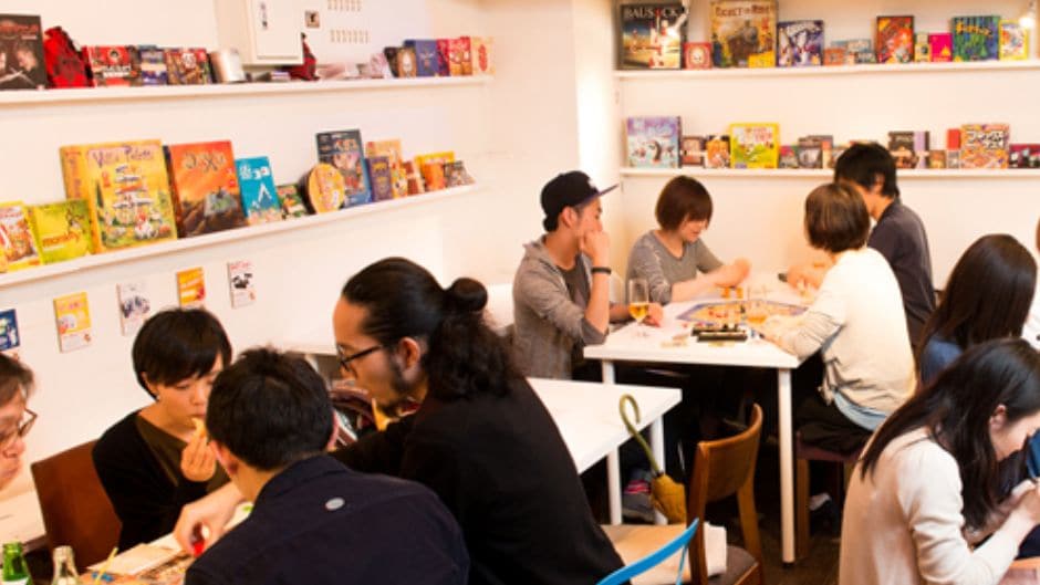 ボードゲームカフェ「JELLY JELLY CAFE」の様子（写真：『ボードゲームで社会が変わる』より）