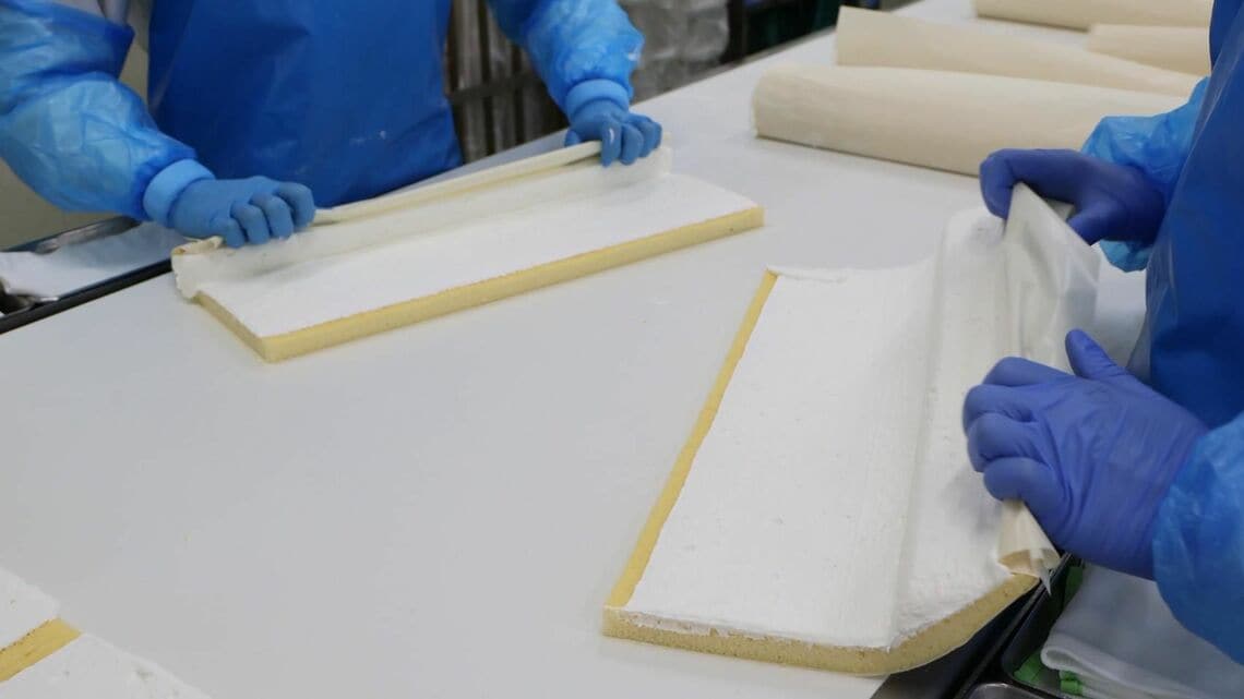 丁寧に手巻きされているロールケーキ（筆者撮影）