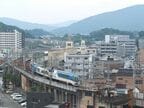 宇治山田駅付近を走る「しまかぜ」