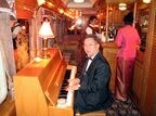バーラウンジではピアノの生演奏がある