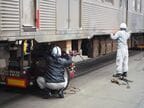 車体をトレーラーに固定する作業