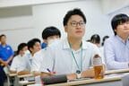 真剣に説明を受ける参加学生