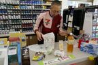 店員が商品を袋詰めする