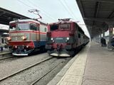 左は冷戦時代に導入された国鉄の機関車、右は民間オペレーターが運行する元フランス国鉄の中古車だ（筆者撮影）