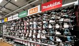 電動工具の品ぞろえは幅広く、試してから購入する人も多い（撮影：梅谷秀司）