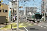 “右折”して専用軌道に入る（記者撮影）