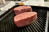 友人Mが持参した神戸牛のステーキ（写真：筆者提供）