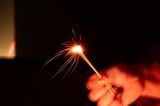 徐々にはじける火花が弱まっていき、線香花火は消えていく（写真：筆者撮影）