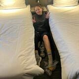 床に座るエミリーさん