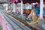 ここには特撮ヒーローが線路の旅を応援している。（筆者撮影）