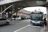 阪神バスに乗ってJR宝塚駅前に到着。背後には阪急電鉄の宝塚駅が見える（筆者撮影）