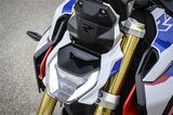 オプションの「ヘッドライトPRO」では速度と車体の傾きに応じてライトを照射する角度と距離を調整する機能が付く。上部にレーダーセンサーを装備（写真：BMW MOTORRAD）