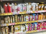 ドラッグストアの「シャンプー」売り場には商品がずらりと並ぶ（筆者撮影）