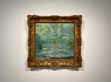 クロード・モネ《睡蓮の池》（1899年、油彩、カンヴァス）の展示風景(撮影：小川敦生)