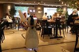 カフェで働く人型ロボット「OriHime」（記者撮影）