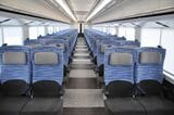 中央線特急「あずさ」「かいじ」のE353系普通車内。シートピッチは960mm（編集部撮影）