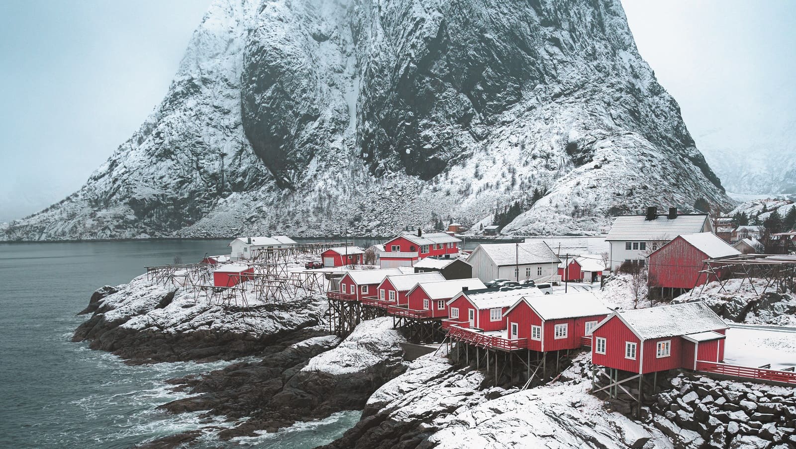 ノルウェー｢世界一美しいサッカー場｣絶景に鳥肌 海と山に囲まれた漁村