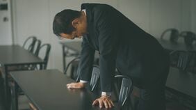 うつ休職7回の57歳に｢退職｣を促した人事の苦悩　"優しすぎる制度"が奪った30年のキャリアと会議室に響く男の涙
