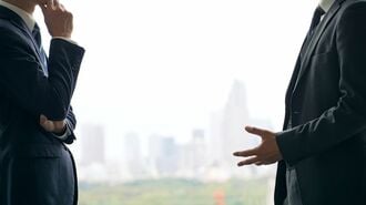 会話する2人のビジネスパーソン