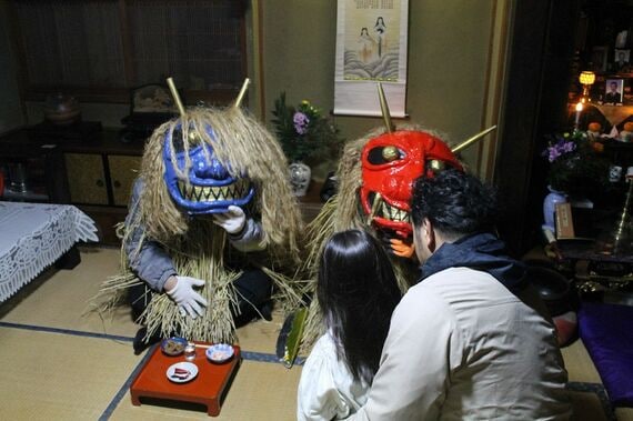 脇本大倉地区お膳でもてなされるナマハゲ