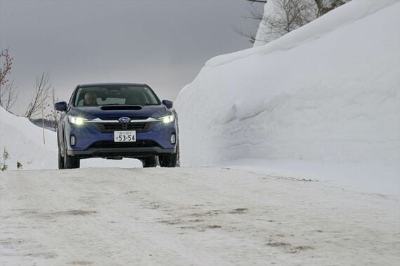 雪で固められた路面でも振動は少なく、固さを感じることもなかった（写真：SUBARU）